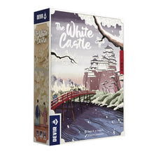 Cargar imagen en el visor de la galería, Frontal y lateral de la caja del juego de mesa White Castle. En la portada vemos un paisaje típico japonés con un puente rojo sobre un río que nos lleva a un castillo elevado de arquitectura japonesa. En la parte superior izquierda tenemos el nombre del juego en letras blancas. En el lateral del juego hay una composición en tonos blancos amarillos y verde de flores de cerezo y una pareja vestida con kimonos tradicionales de la cultura japonesa.