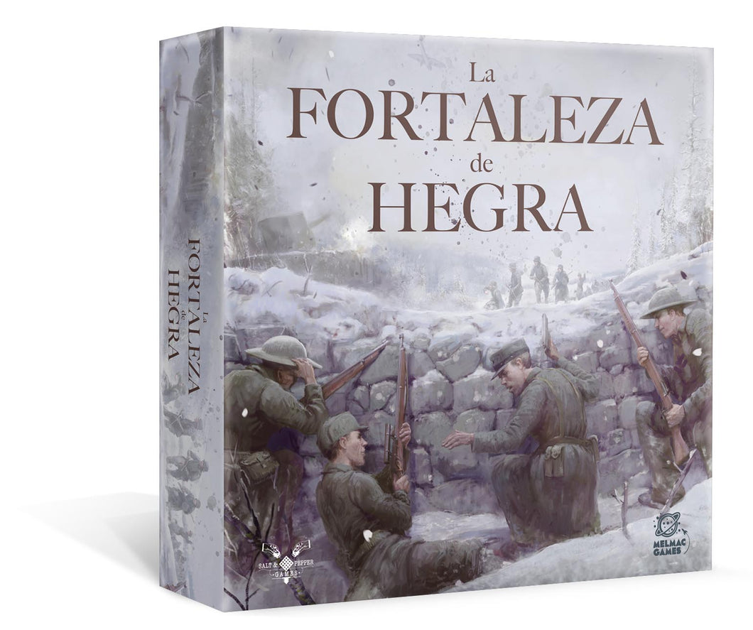 Caja del juego de mesa La Fortaleza de Hegra. Título en la parte superior centrado. En la ilustración hay 4 soldados en la nieve agazapados en una trinchera. Al fondo llega un pelotón enemigo.