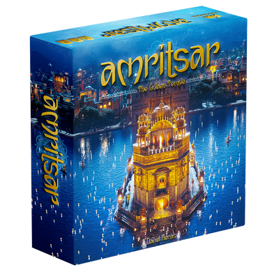 Foto de la caja del juego de mesa Amritsar. En un fondo azul noche vemos un río sobre el cual hay un templo dorado y en la orilla se distingue una ciudad. Destacan las letras del nombre del juego en dorado y todo basado en la arquitectura india.