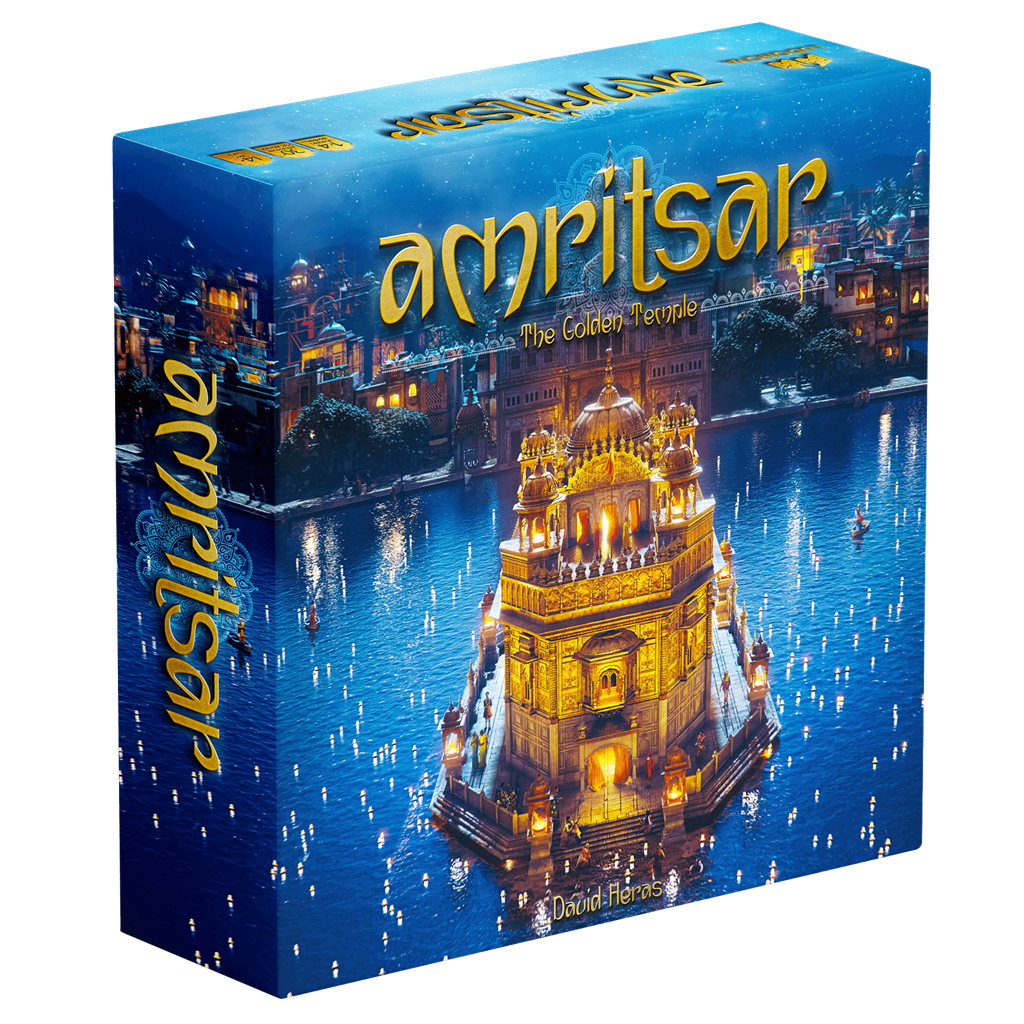 Foto de la caja del juego de mesa Amritsar. En un fondo azul noche vemos un río sobre el cual hay un templo dorado y en la orilla se distingue una ciudad. Destacan las letras del nombre del juego en dorado y todo basado en la arquitectura india.